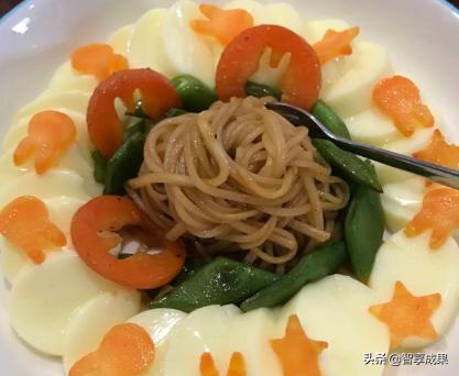 【超级宝妈】儿童开胃辅食做法推荐：营养焖面豆腐、美味香煎排骨、杂蔬炒面