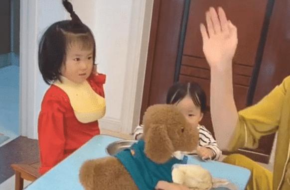 【超级宝妈】“好汉不吃眼前亏”?宝妈一招杀鸡给猴看,俩宝被吓得唯命是从