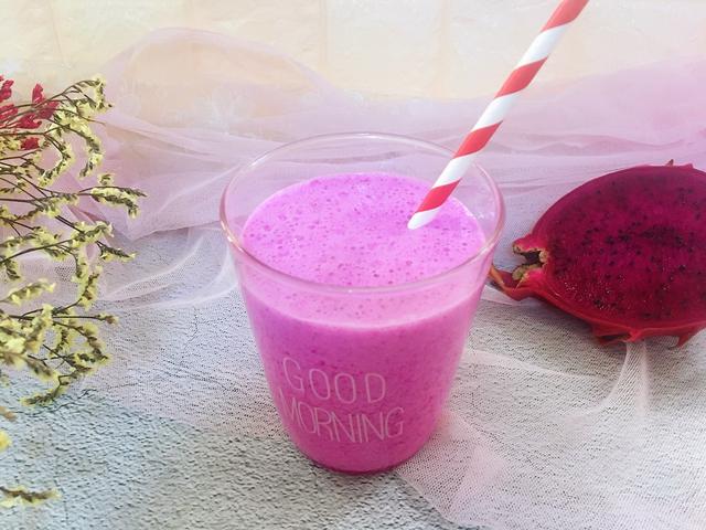 在家自制火龙果奶昔，健康无添加，做法简单，几分钟就能搞定