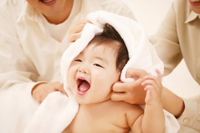 你的育儿经|婴儿是谁抱得多就和谁亲？错过三个关键期，孩子和妈妈可能都不亲