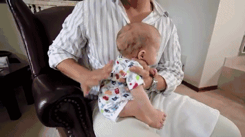「你的育儿经」孩子吐奶、胀气…可能你拍嗝姿势不对!一文教你正确给宝宝拍嗝