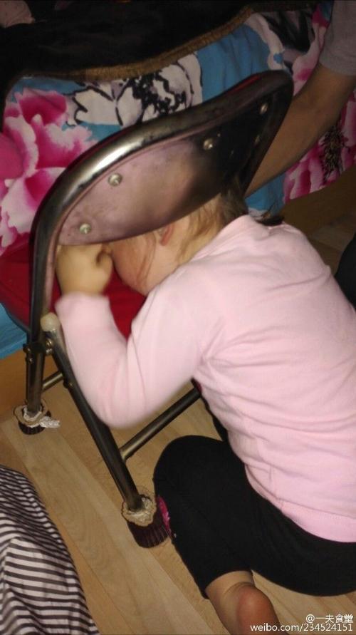 你的育儿经▲四岁女孩的头被椅子卡住了,她最后的“神操作”,消防员不淡定了