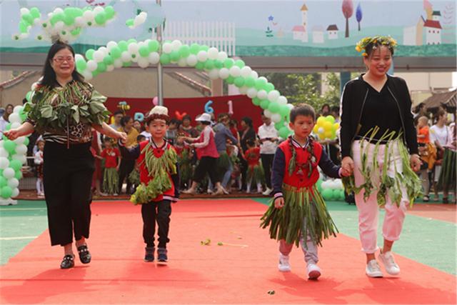 幼儿园家长走秀让人捧腹，辣妈压轴登场笑哭众人：为了孩子拼了