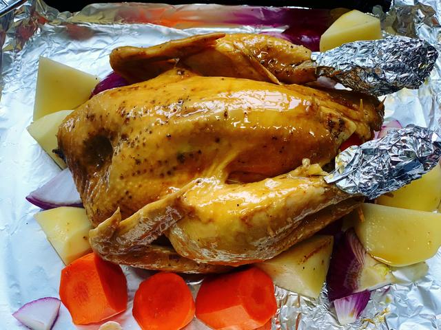 烤鸡还在外面买？在家做一样外酥里嫩，嫩滑多汁，一人吃一只