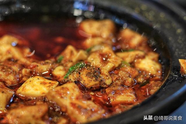 做麻婆豆腐，牢记口诀“1烫1酥2面”，豆腐嫩白不腥，香酥鲜烫