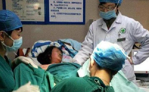 你的育儿经|生宝宝时被“男实习生”围观,孕妇提出拒绝,医生却面色难堪