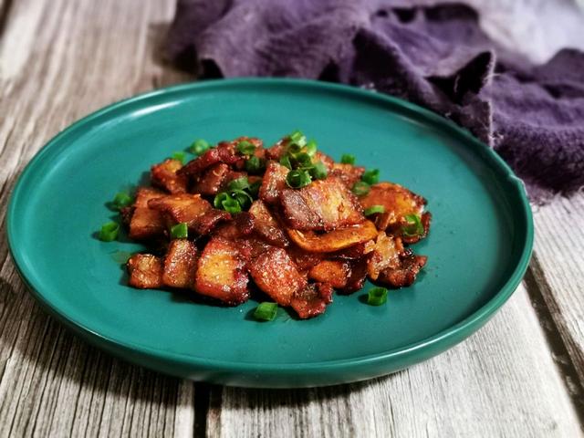 五花肉烤着吃味道更香，肥而不腻，咬一口满嘴的肉香，太过瘾了