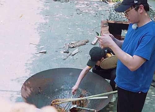 心动奶盖|向往出现大穿帮,熬蔗糖时锅还没洗成品就出来了,真当观众没常识