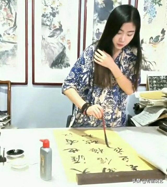 女大学生在银杏叶上用书法写情书，网友沦陷：越看越美