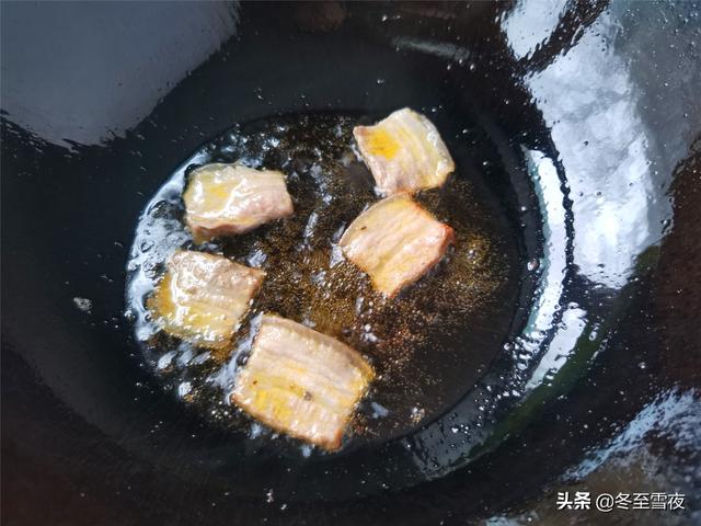吃东北铁锅炖鱼，不用去餐馆，自己在家做，鲜香味美，好吃下饭