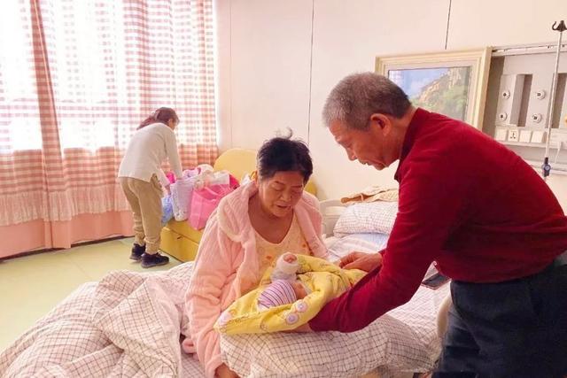 你的育儿经■67岁古稀老太产女,产后两天即可走动,高龄孕妇注意这些是关键