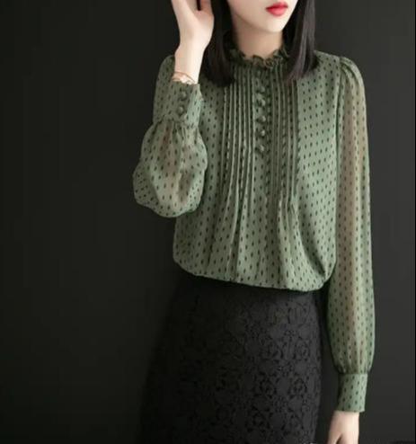 最时尚有一种女装:樱草黄“香蜂衫”,清爽舒适又洋气,适合奔四女人穿