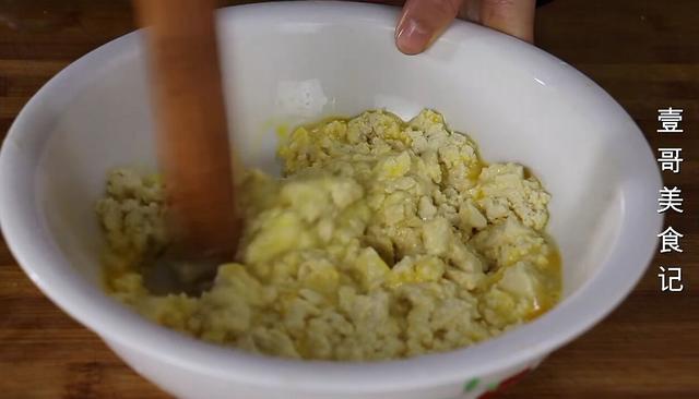 豆腐我家从不红烧，简单一压一搅，出锅太香了，上桌连汤汁都不剩