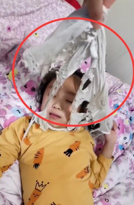 【超级宝妈】被闺女“盘”7年的衣服火了，烂成渣也不扔，每晚闻着才能睡安心