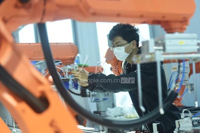 【人民图片】杭州：加快新款机器人生产 满足市场需求