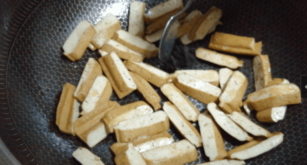 香干和什么搭配好吃？看看这味绿叶食材，成菜后香气扑鼻味美下饭