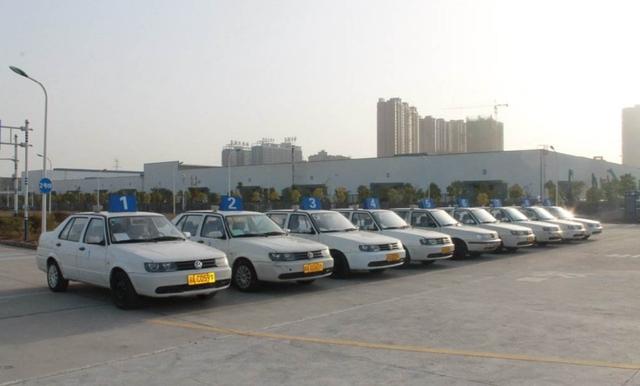 老教练公布科目二技巧，若是做到这几步，练车三天就能一遍过