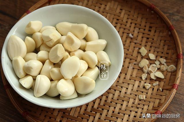 腌腊八蒜，只加醋是不够的，多加“两样”，2天就变绿，又脆又香