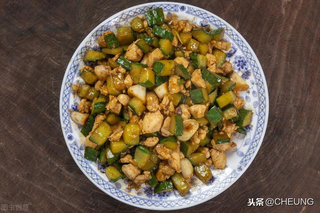 酱爆鸡丁，香甜入味口感软嫩，超简单的，下饭神奇的家常菜