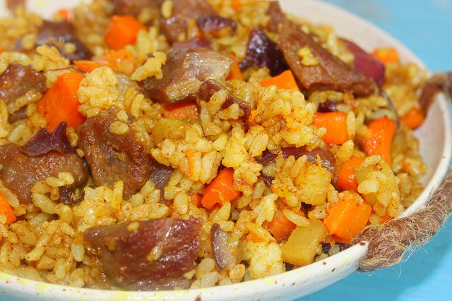 比蛋炒饭还耐吃，有菜有肉一大盘不够吃，简单方便，10分钟就好