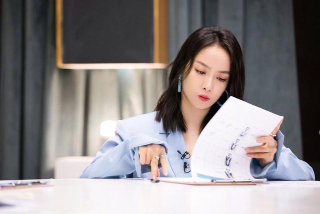 时尚探究社33岁的导师宋茜，一身炫酷西装帅气亮相，轻熟风造型展现气场魅力