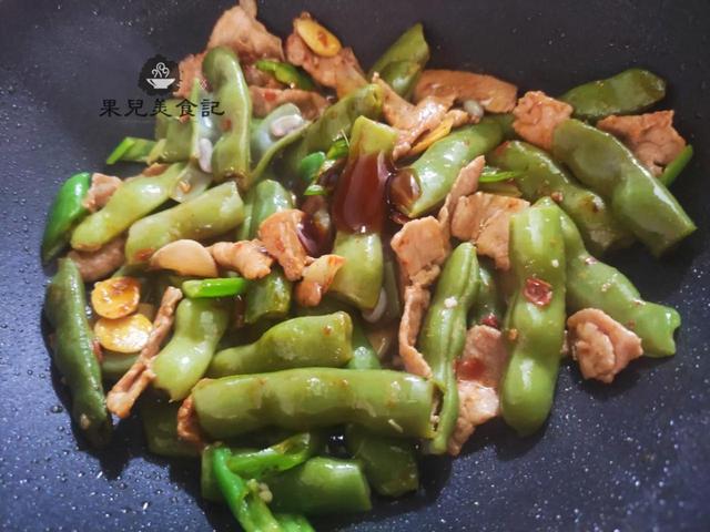 煮熟后可以变色的紫色菜豆，用它炒肉片，鲜嫩入味，很下饭