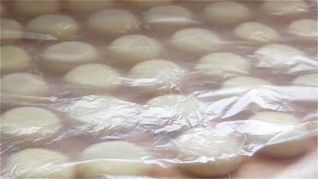 冬天的山药火了，加一碗面粉，不加水不加油，香甜松软，健脾益胃