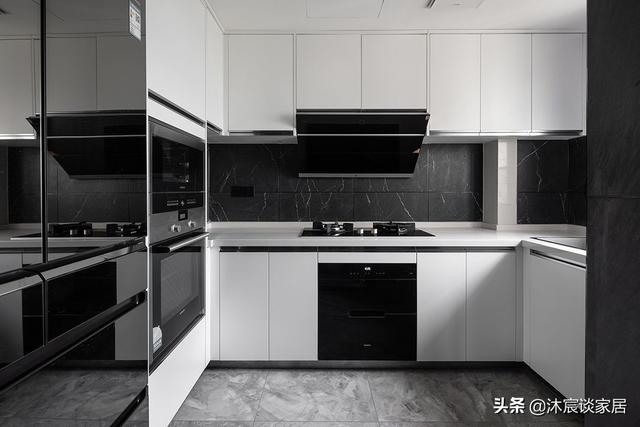 夫妻俩二次装修一切从简，吸取教训新家以灰色为主，室内简洁清爽