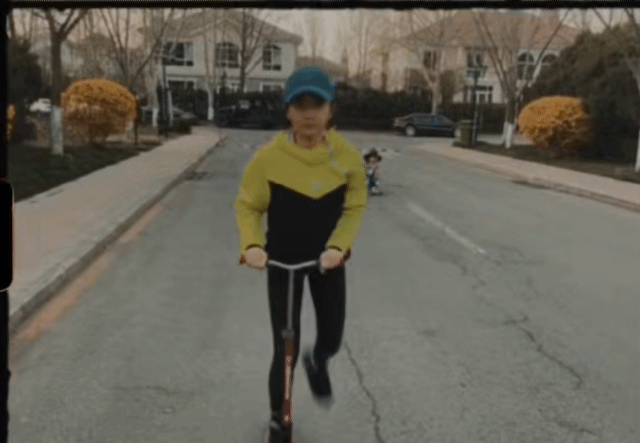 9号放映厅■孙莉晒儿女骑滑板车，多多和妹妹疯狂追逐，三胎儿子罕见出镜