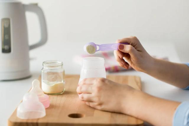 你的育儿经|反复烧开的水能给孩子喝吗？冲奶粉用什么水好？这几点你必须知道