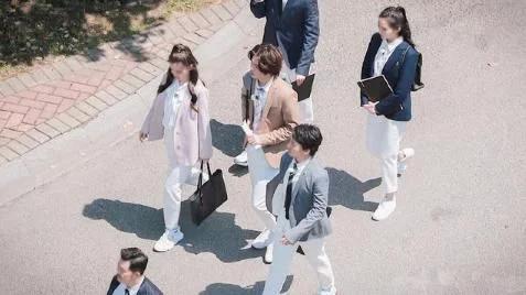 暖风吹怀|关晓彤穿平底鞋录节目，当她和184蔡徐坤同框，谁的身高在说谎？