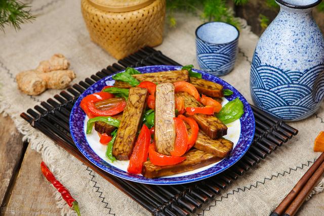 辣椒炒豆干，香辣鲜香超下饭，口感爽脆又软嫩，做法简单的家常菜