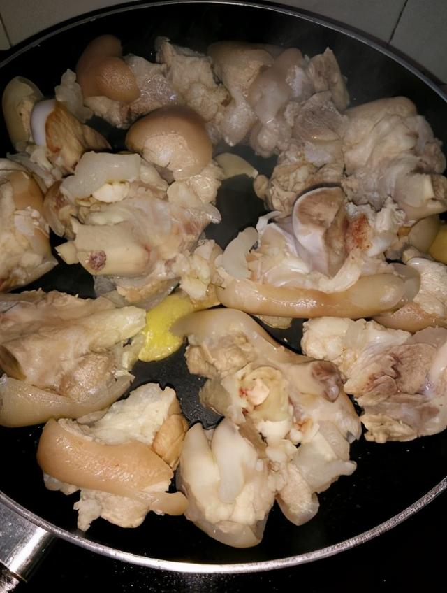 猪蹄这种做法，Q弹软烂，孩子老人吃了补钙比钙片强，家常又简单