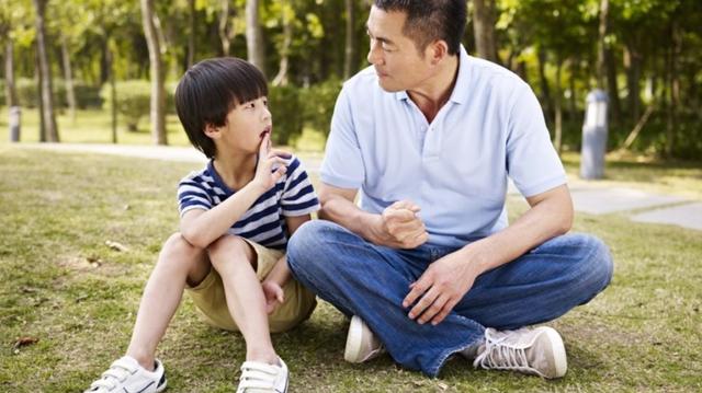 夸奖孩子，别说“你真棒”，聪明的家长常说4句话，孩子更自信