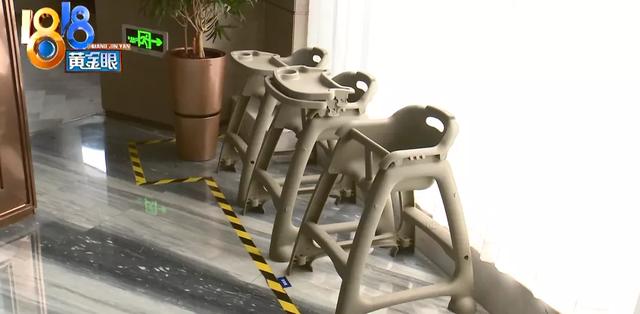 超级宝妈|宝宝椅横档突然断裂，孩子头部着地，酒店：家长也要反思