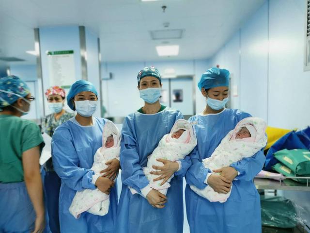你的育儿经|喜上+喜+喜 云南普洱这位妈妈二孩生下三胞胎，几率堪比中彩票头奖