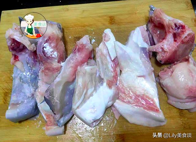 鱼头芋头煲此做法，鲜美滋补，营养高热量足，冷天吃它暖胃又暖身