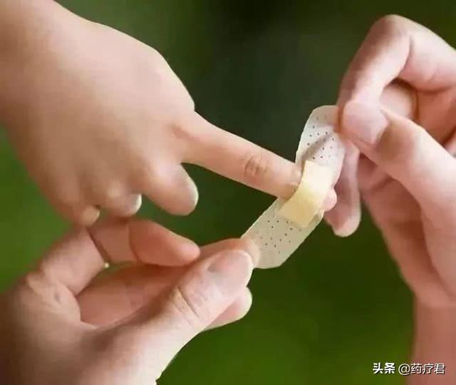 [超级宝妈]悔恨啊，贴创可贴竟导致小女孩截肢！可千万别再这样干了