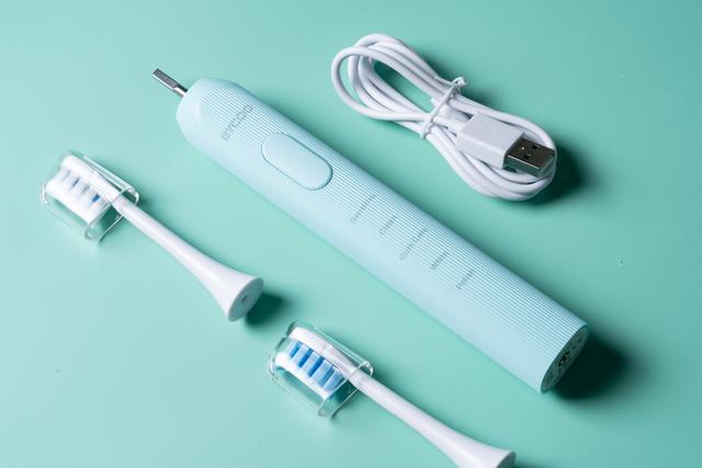 洁白的牙齿需要电动牙刷助力