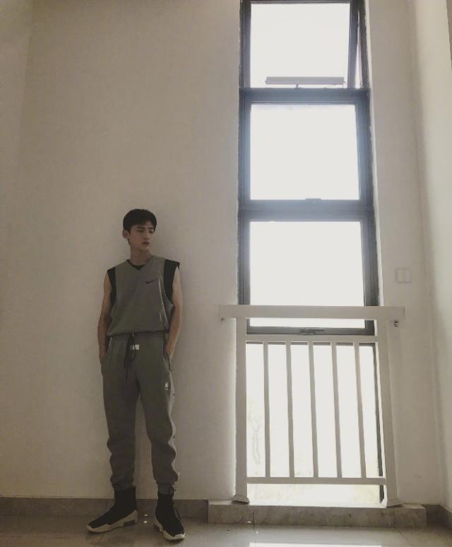 普拉达女王白敬亭|亭会穿 亭帅气