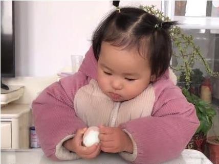 你的育儿经▲有种“独立”叫张杰女儿，仅19个月就自己剥鸡蛋，网友：真乖巧