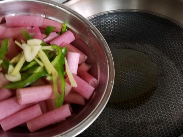 此菜少见但是营养很高，扔锅里炒一炒，清脆爽口真好吃