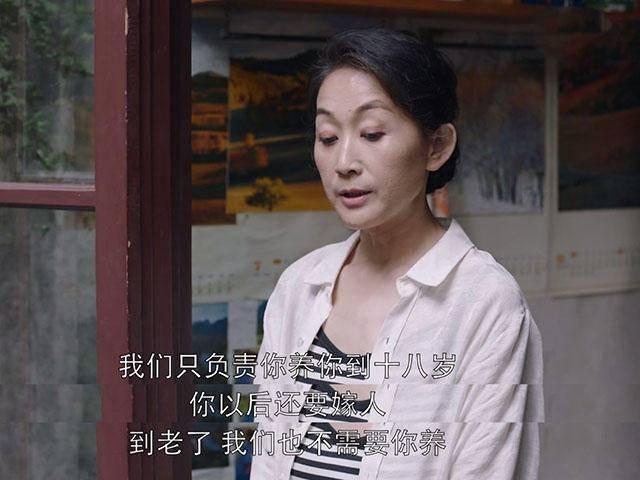 「超级宝妈」父母偏心到底有多伤人？孩子的习以为常，让人心疼