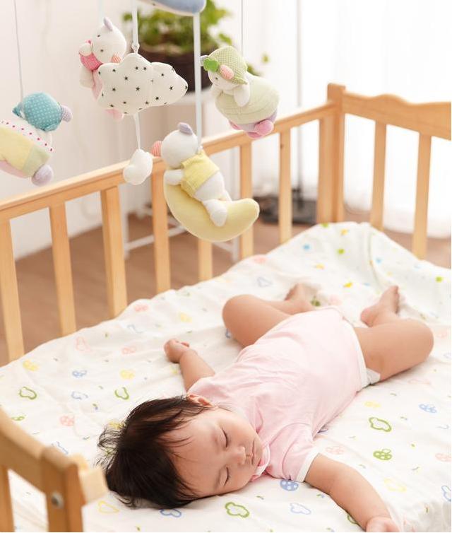 宝宝睡觉总是频繁踢被，是因为觉得热吗？这3种情况家长快了解
