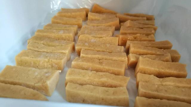 冻豆腐是怎样做出来的？弹性好、热量少、营养丰富，减肥理想美食