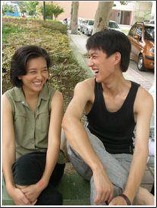 多拉不懂A梦|43岁靳东人设崩塌？曾和江珊“母子恋”引热议，今装文化人被吐槽