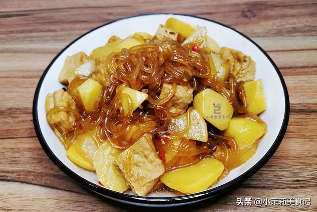 天冷炖菜少不了，2样素菜一起炖，多加一种调味料，出锅比肉还香