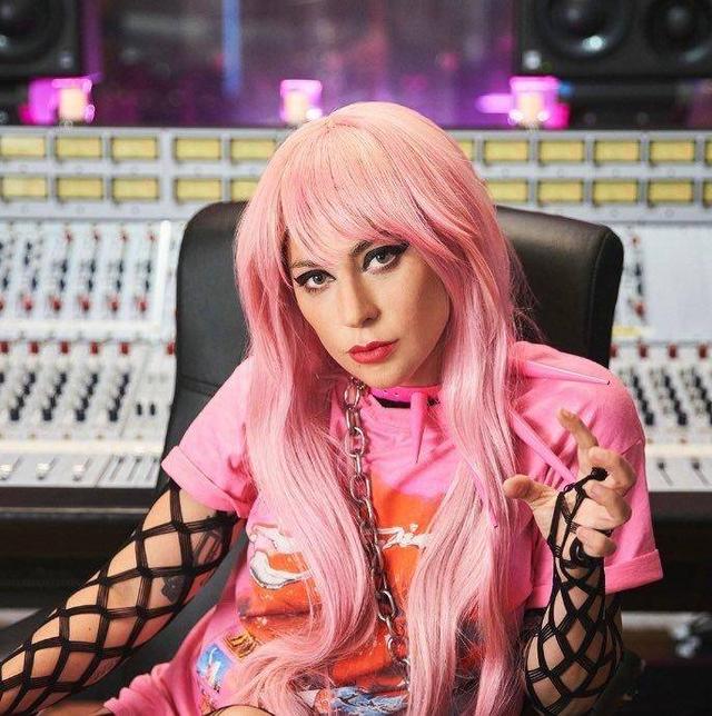 第五大道歌坛天后Lady Gaga，不仅唱功了得，更用时尚征服全世界