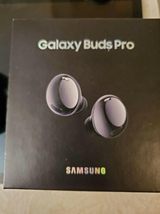 在Galaxy Buds Pro正式发布前 有人已开始在Facebook上出售这款产品