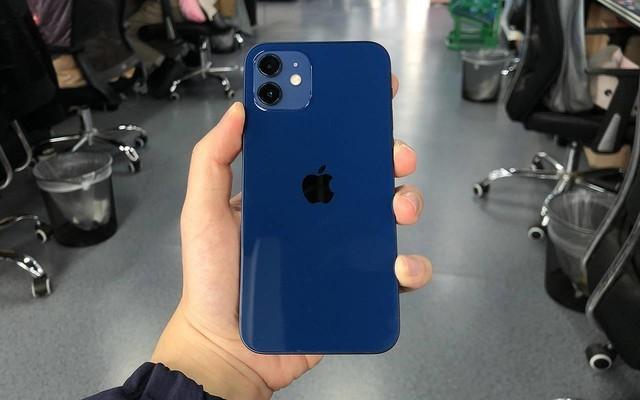 为搞清iPhone 12究竟是什么蓝 我们找了N多买家秀